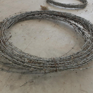 Barbed wire recycled approx 52m 87592 Barbed wire recycled approx 52m 87592