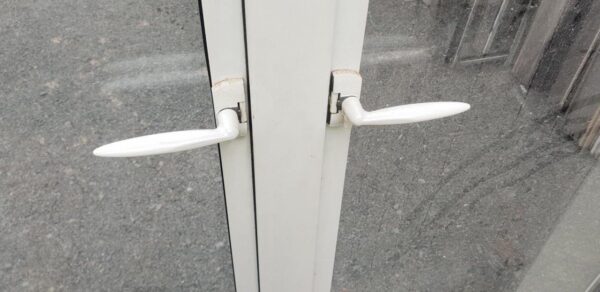 111776 White Double Glazed Window latches missing pivoting wedges on top of large sashes