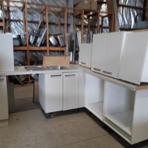 Off-White L Shape Kitchen with Speckled Bench