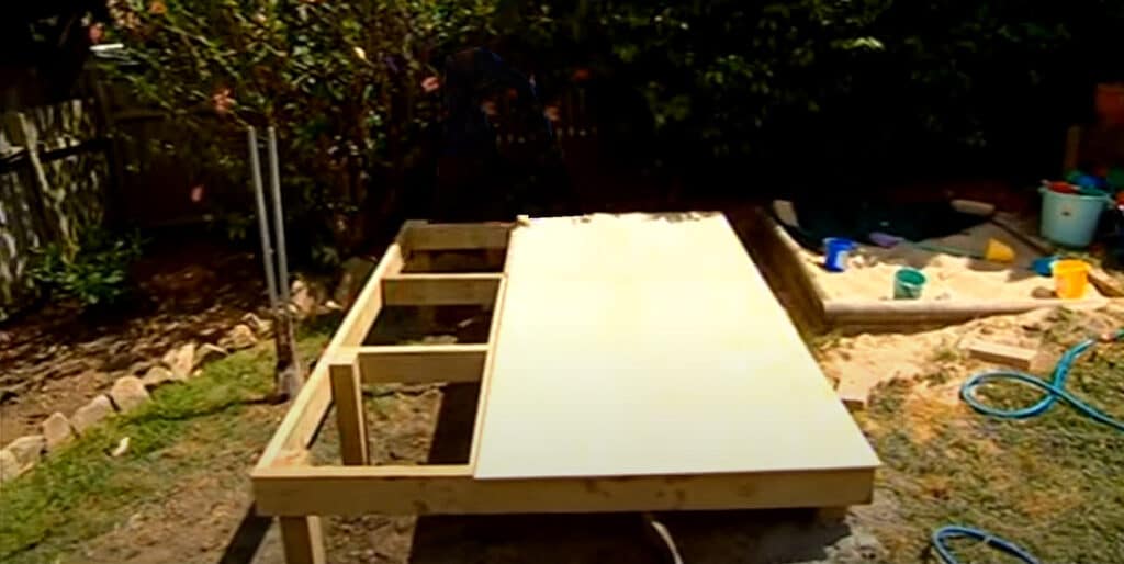 Floor frame noggin to support plywood sheet